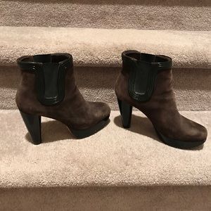 Brown sued with black heel boots